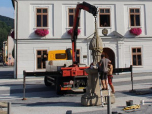 Na jesenické Masarykovo náměstí se vrátila socha Jana Nepomuckého