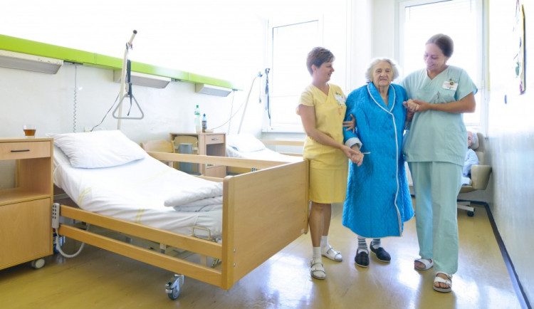 V přerovské nemocnici na podzim odstartují další kurzy pro sanitáře. Uzávěrka přihlášek se už blíží