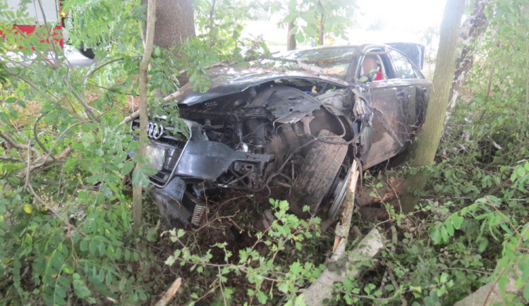 Opilý řidič u Domašova nezvládl své auto, skončil s ním mezi stromy