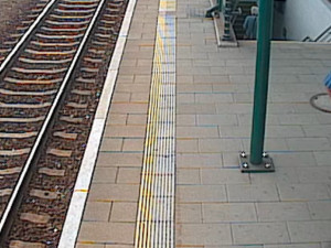 Zloděj ukradl na vlakovém nástupišti nic netušící ženě kabelku. Zachytila ho však kamera