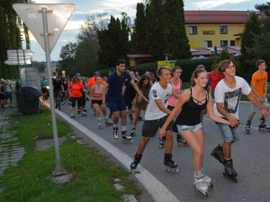 Večerní Olomoucí se opět proženou nadšenci na bruslích, koloběžkách nebo longboardech