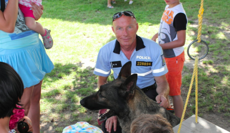 Tonoucího muže udržoval na hladině několik minut policejní psovod. Život nezachraňoval poprvé