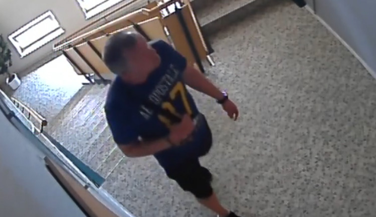 Zloděj kradl peněženky v olomouckém kadeřnictví i sportovním centru. Nepoznáte ho na záznamu z kamery?