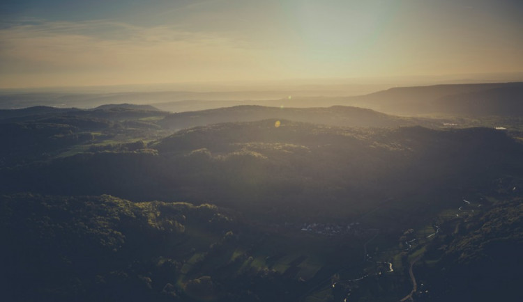 POČASÍ NA NEDĚLI: Očekávejte opět dusno. Sportovní aktivity raději odložte
