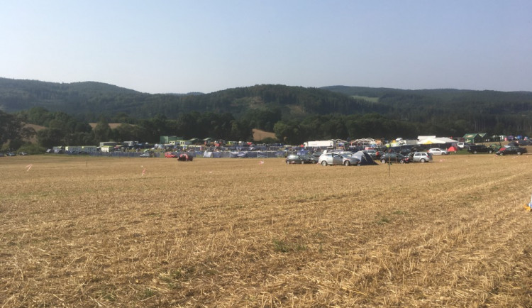 Zloděj řádil ve stanech na bouzovském festivalu HRADY CZ. Zatímco lidi spali, kradl jim pod nosem