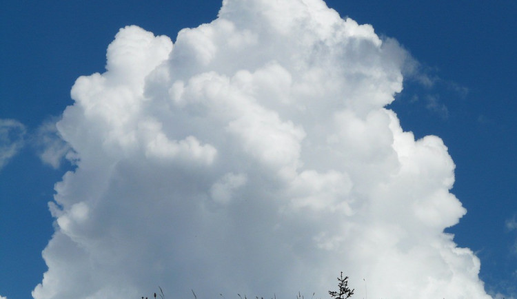 POČASÍ NA PONDĚLÍ: Bude polojasno a příjemných pětadvacet stupňů