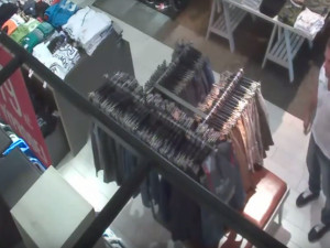 VIDEO: Policisté pátrají po zloději, který ukradl v Šantovce tašku s oblečením