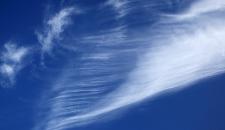 POČASÍ NA STŘEDU: Jasná obloha a teploty budou vyšší než včera