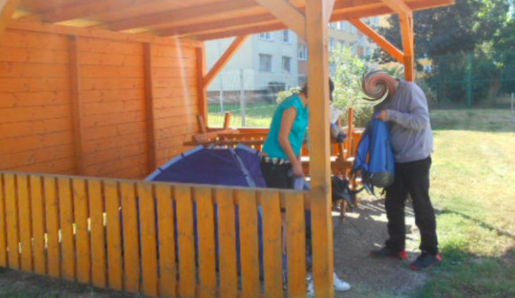 Dvojice hledala místo pro romantickou noc pod stanem. Rozložili si ho v areálu základní školy