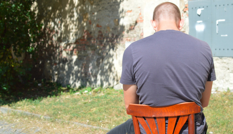 Muž seděl bez hnutí na ulici v Olomouci v rybářském křesle. Lidé o něj měli starost, on jen trucoval