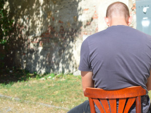 Muž seděl bez hnutí na ulici v Olomouci v rybářském křesle. Lidé o něj měli starost, on jen trucoval