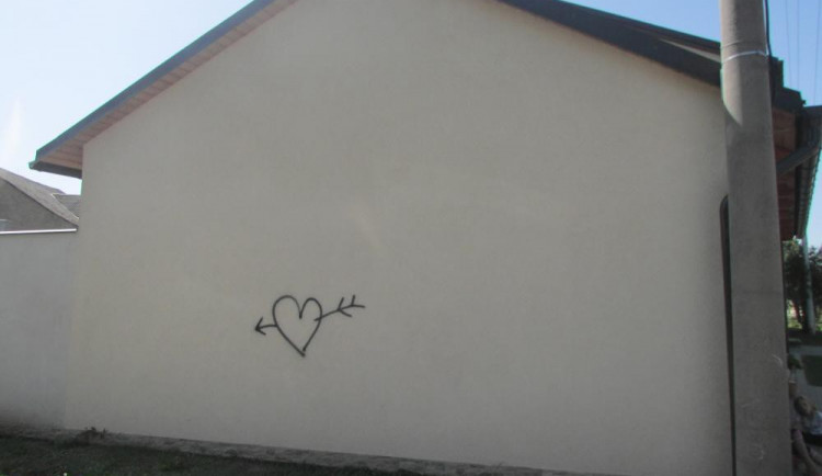 Zamilovaný vandal řešil svůj problém po svém. Na cizí fasádu nasprejoval propíchnuté srdce