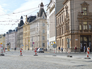 Tramvajová křižovatka v Legionářské ulici je opět průjezdná. Stavba byla dokončena s předstihem