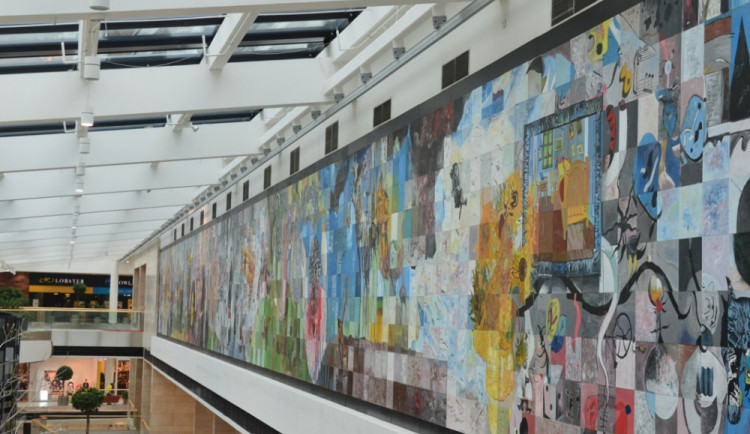 FOTO: Poslední dlaždice je na místě. V Šantovce lidé dotvořili velký obraz, skládá se z 1600 částí