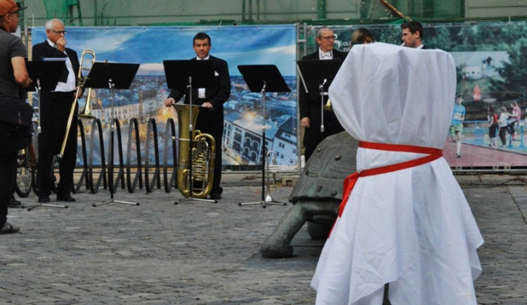 FOTOGALERIE: Pítko na Horním náměstí je už v provozu. Osvěžte se v centru Olomouce