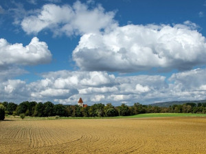 POČASÍ NA PÁTEK: Přes den kolem dvacítky, v noci kolem desítky