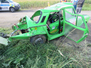 Řidič nezvládl pravotočivou zatáčku a dostal smyk. S vážným zraněním byl převezen do nemocnice