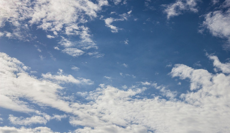 POČASÍ NA NEDĚLI: Teploty lehce nad dvacítkou a k večeru bude přibývat srážek