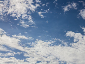 POČASÍ NA NEDĚLI: Teploty lehce nad dvacítkou a k večeru bude přibývat srážek