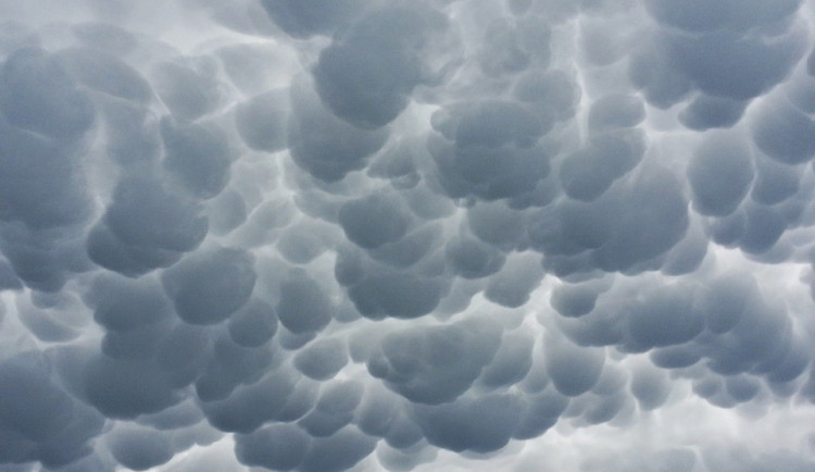 POČASÍ NA PONDĚLÍ: Čekejte zataženou oblohu, k večeru navíc začne pršet