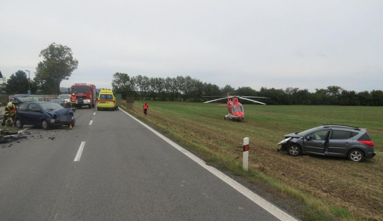 FOTO: Mezi Mladějovicemi a Újezdem se čelně střetla dvě osobní auta