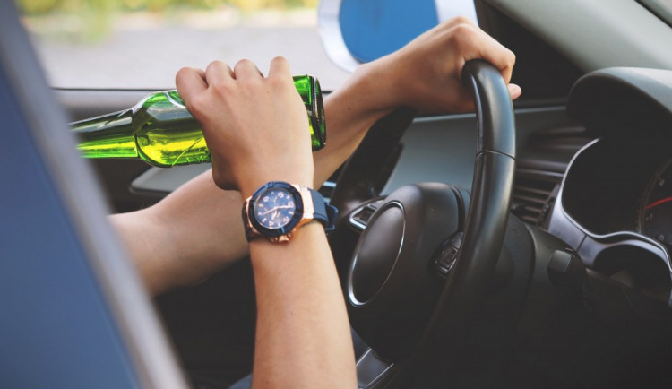 Jednadvacetiletý řidič usedl za volant opilý a se zákazem řízení