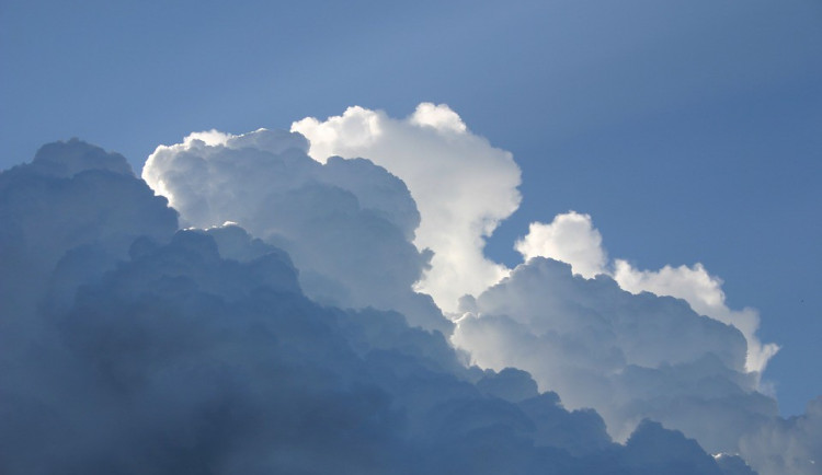 POČASÍ NA PÁTEK: Vykoukne sluníčko, teploty se ale stěží dostanou na dvacítku