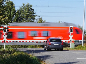 Vlak srazil auto na železničním přejezdu. Zranil se řidič a osmiměsíční dítě