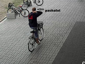 VIDEO: Zloděj u nákupního centra odcizil uzamčené kolo. Zachytila ho bezpečnostní kamera