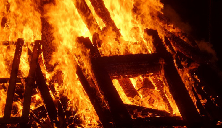 Šest jednotek hasičů zasahovalo při požáru rodinného domu, došlo i ke zranění