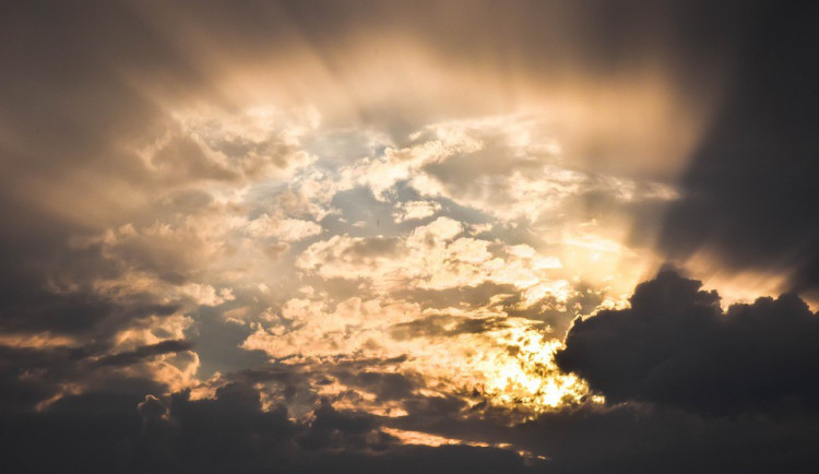 POČASÍ NA PONDĚLÍ: Už nebude pršet jako o víkendu, přeháňka vás ale může zastihnout