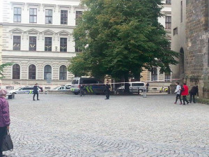 AKTUALIZOVÁNO: Psovod v budově Komenia žádnou bombu nenašel
