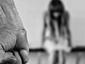Kriminalisté už dopadli cizince, který je podezřelý ze znásilnění ženy poblíž Resortu Hodolany