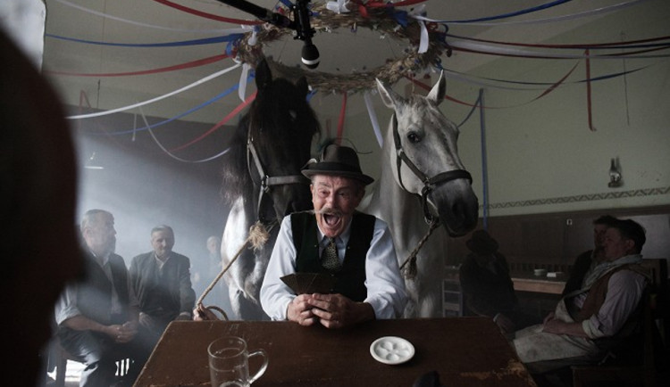 Herec Jan Tříska je po vážném zranění v nemocnici, spadl z Karlova mostu do Vltavy