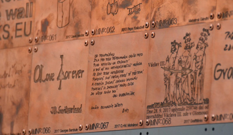 FOTOGALERIE: Vodární ulice v novém kabátu. Zeď vzkazů dnes byla oficiálně představena