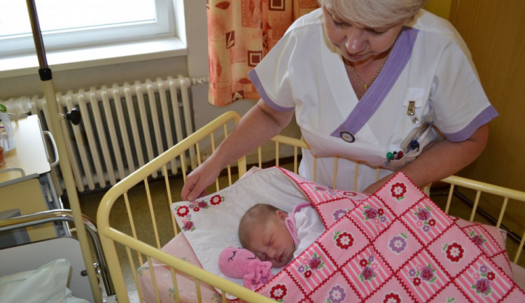 Jesenická porodnice dostala patchworkové zavinovačky pro novorozence