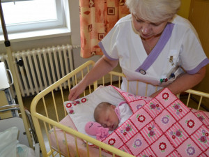 Jesenická porodnice dostala patchworkové zavinovačky pro novorozence