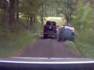 VIDEO: Divoká automobilová honička. Ujíždějící trojice měla v autě kompletní varnu na drogy a pervitin