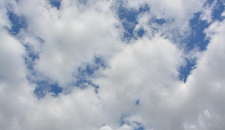 POČASÍ NA PONDĚLÍ: Teploty nižší jak o víkendu, k večeru se začně zatahovat