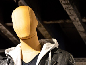 Na frekventované cestě leželo bezvládné tělo. Později se zjistilo, že šlo jen o figurínu