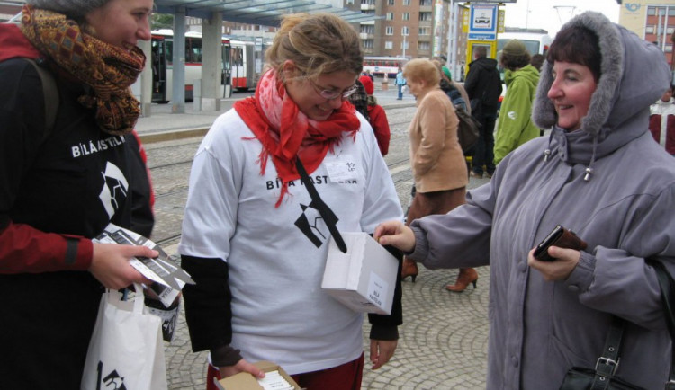 Ve středu 11. října se budou prodávat bílé pastelky. Koupí podpoříte nevidomé
