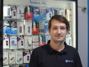 Utopený mobil nezapínejte ani nepřipojujte k nabíječce, radí technik Michal Kučera z iLoveServisu