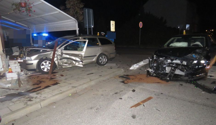 Na Schweitzerově ulici se střetla dvě auta. Jedno skončilo v zahrádce restaurace Tropic