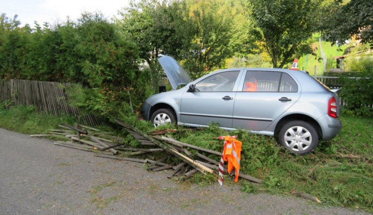 Seniorce se za volantem udělalo nevolno, se svým autem skončila zraněná v oplocení u domu