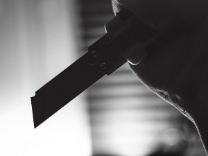 Opilý klient ubytovny vyhrožoval správci pobodáním s nožem v ruce