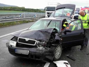 Na D1 se stala hromadná nehoda. Střetla se tam čtyři auta, tři lidé se zranili