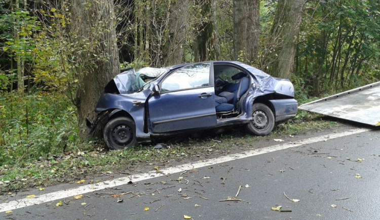 Devětašedesátiletý řidič havaroval na rovném úseku do stromu. Nepřežil