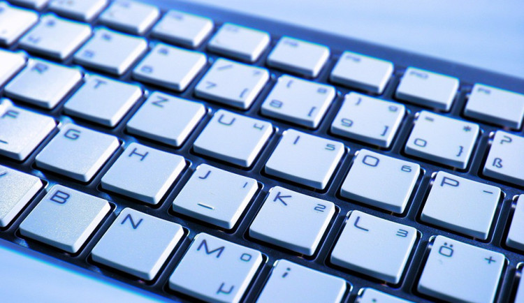 Muž přechovával v počítači tisíce snímků s dětskou pornografií. Policisty na něj upozornil Interpol