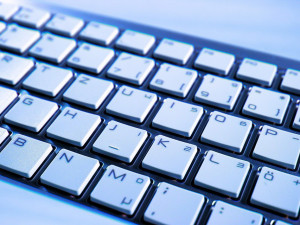 Muž přechovával v počítači tisíce snímků s dětskou pornografií. Policisty na něj upozornil Interpol