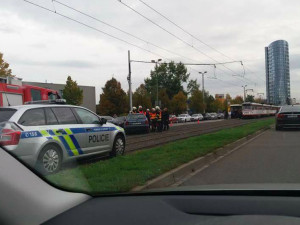 AKTUÁLNĚ: Na třídě Kosmonautů se stala nehoda. Havarované auto stojí v trati tramvají, ty nejedou